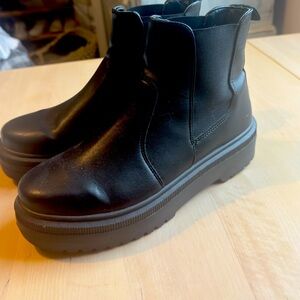 Black Leather Steve Madden Ankle Boots sz 5